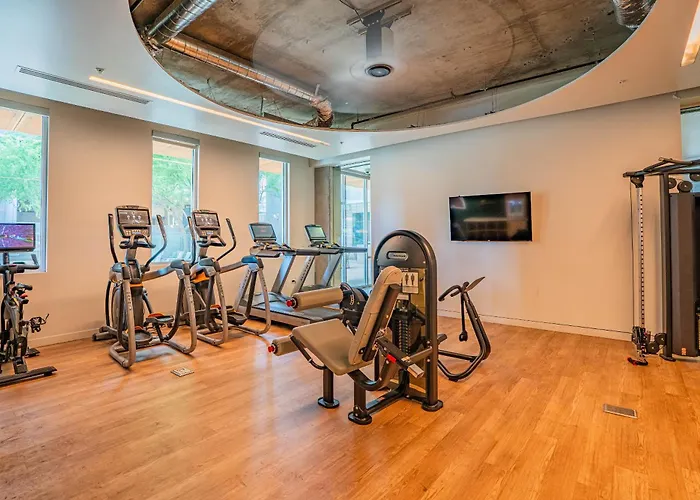 Apartment Near Art District With Gym Pool And Free Parking
