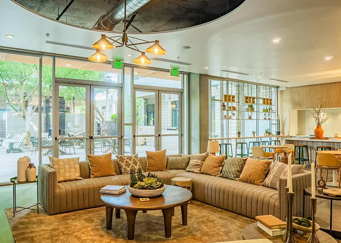Apartment Near Art District With Gym Pool And Free Parking