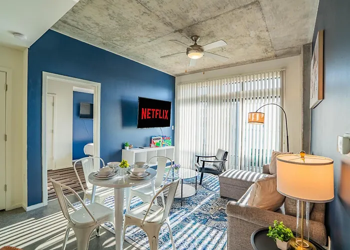 Near Art District With Gym Pool And Free Parking Apartment Phoenix