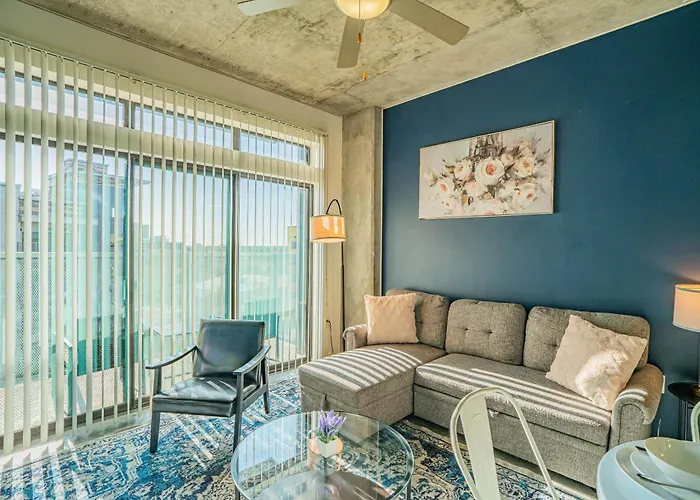 Near Art District With Gym Pool And Free Parking Apartment Phoenix