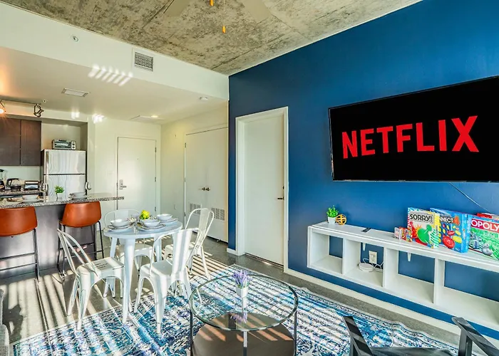 Near Art District With Gym Pool And Free Parking Apartment Phoenix