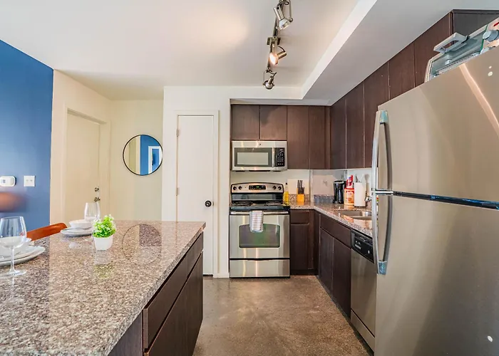 Apartment Near Art District With Gym Pool And Free Parking *
