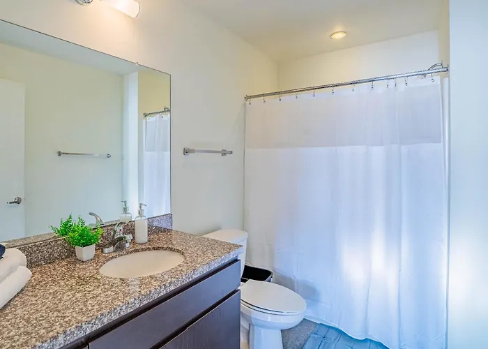 Apartment Near Art District With Gym Pool And Free Parking
