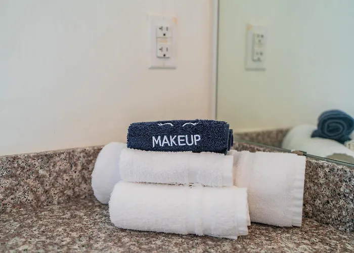 Apartment Near Art District With Gym Pool And Free Parking *