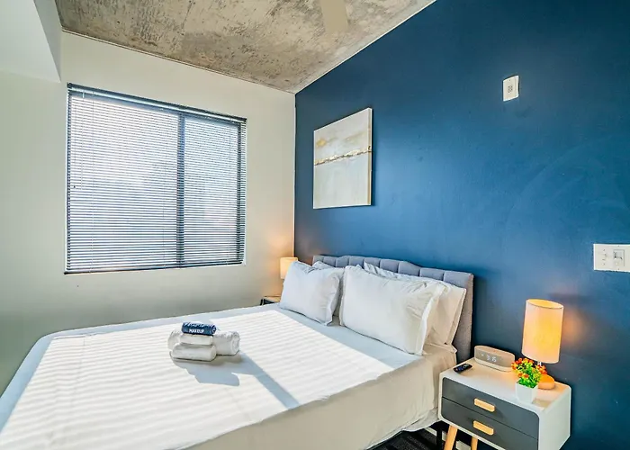Near Art District With Gym Pool And Free Parking Phoenix