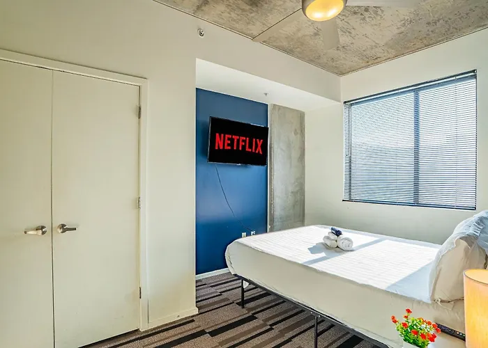 Apartment Near Art District With Gym Pool And Free Parking