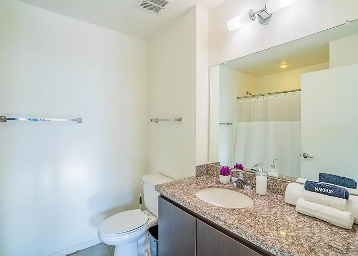 Apartment Near Art District With Gym Pool And Free Parking *