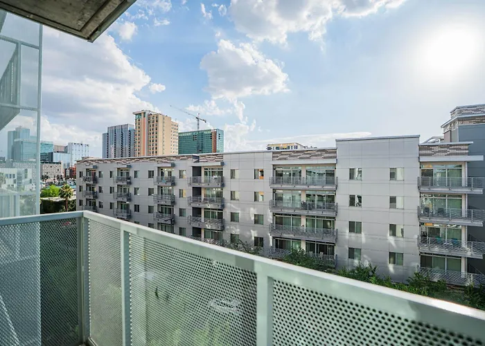 Near Art District With Gym Pool And Free Parking Apartment