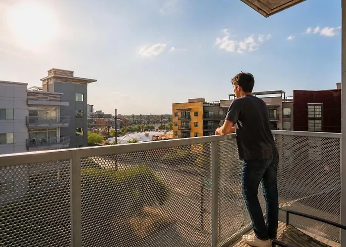 Near Art District With Gym Pool And Free Parking